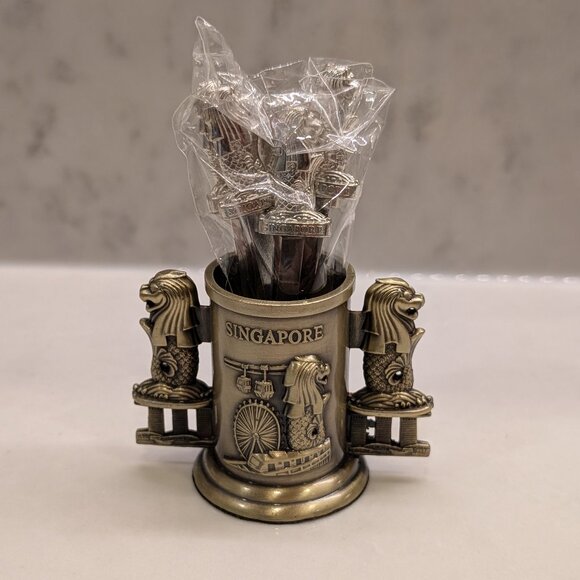 New Vintage Singapore Merlion Cocktail/Appetizer Fork Set - Picture 1 of 6